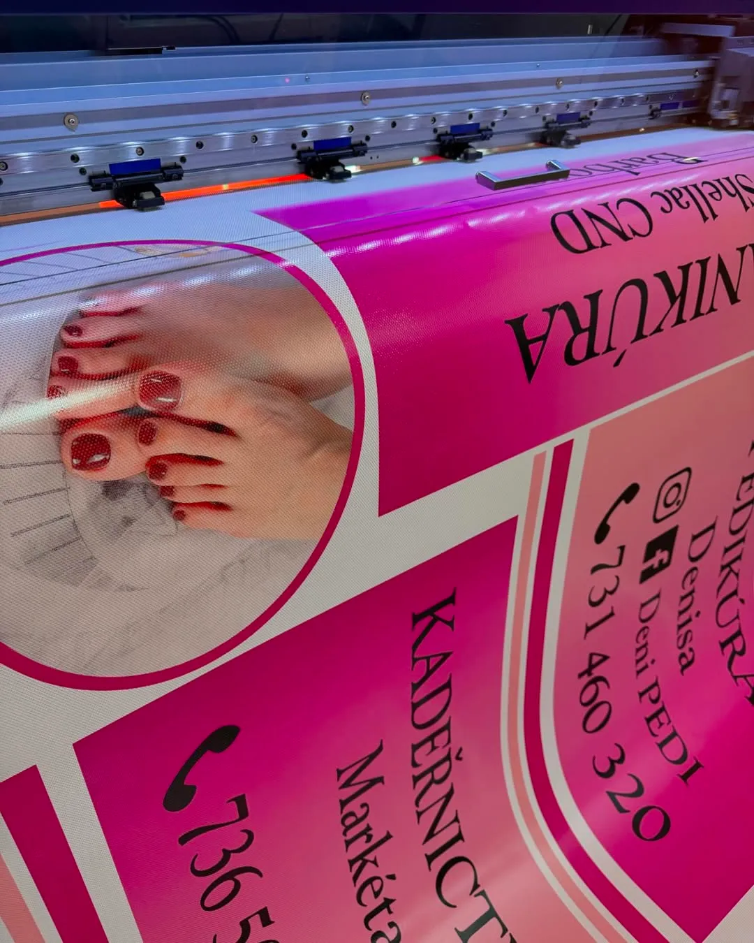 PVC banner s potiskem na fasádě budovy