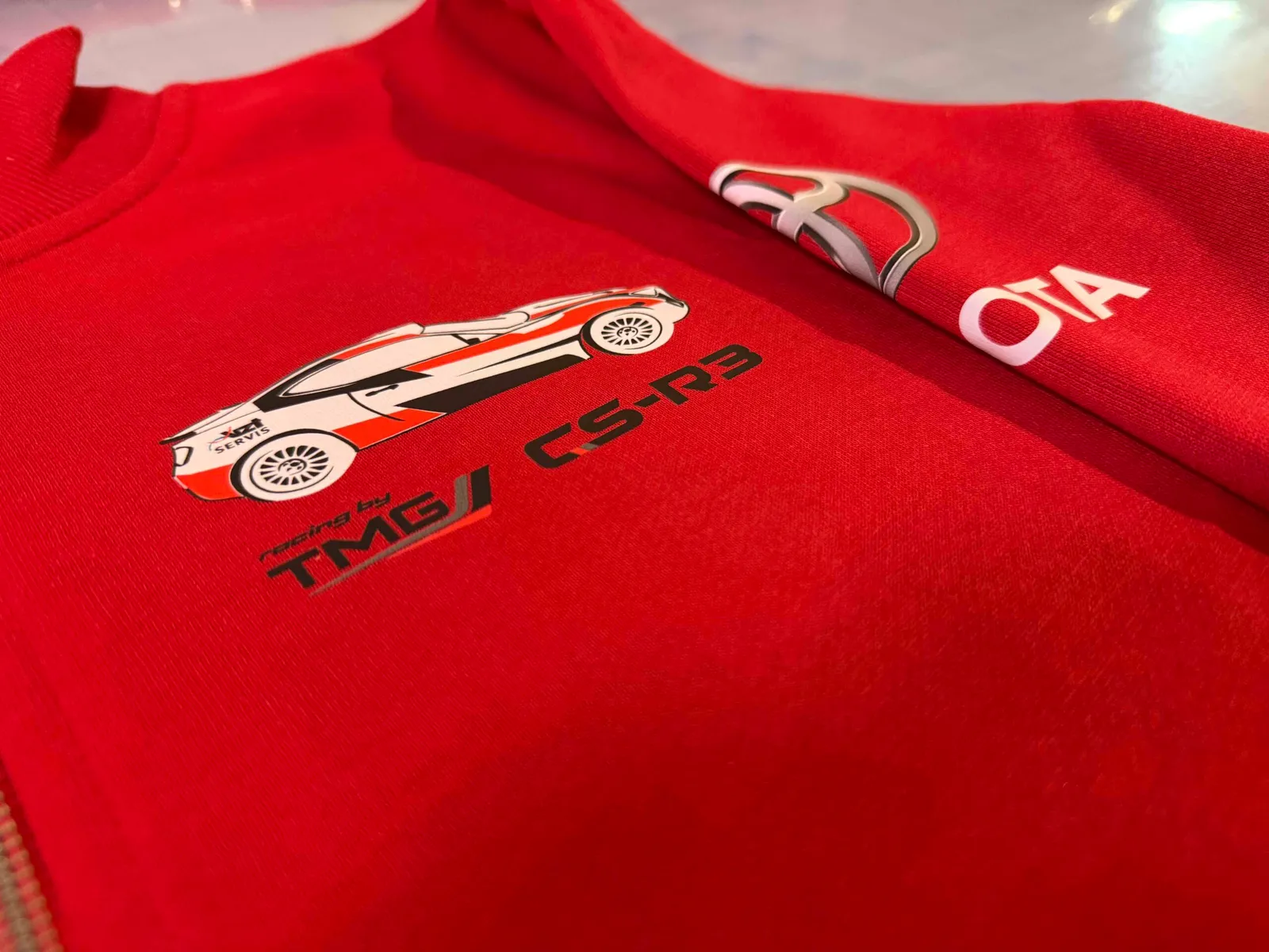 Čepice s vyšitým firemním logem
